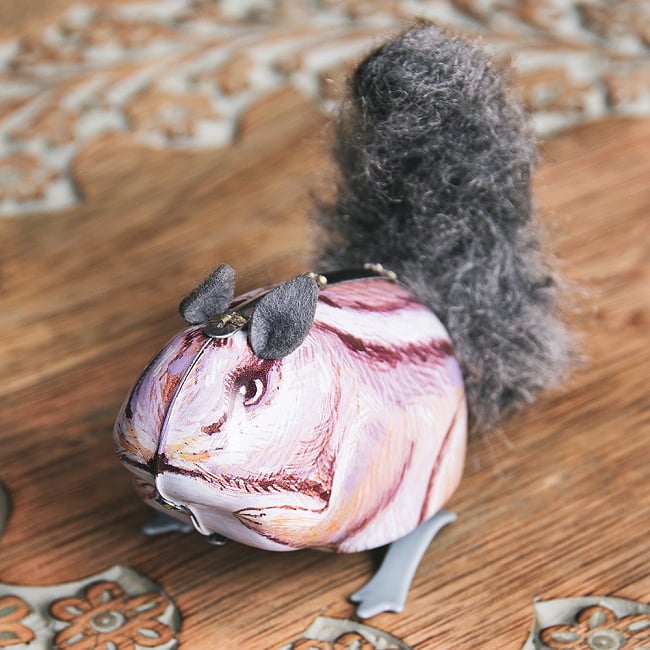 ゼンマイ式　モコモコ尻尾のピョンピョンリスさん　インドのレトロなブリキのおもちゃ 2 - 拡大写真です
