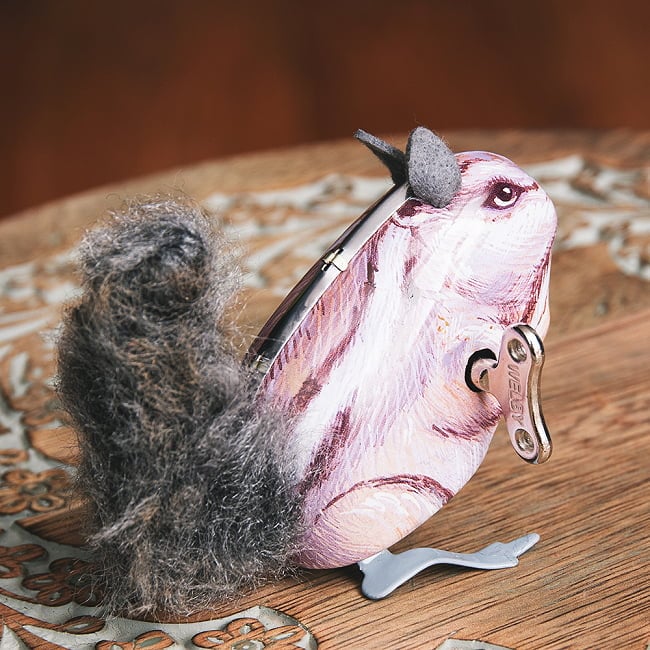ゼンマイ式　モコモコ尻尾のピョンピョンリスさん　インドのレトロなブリキのおもちゃ 3 - 別の角度から