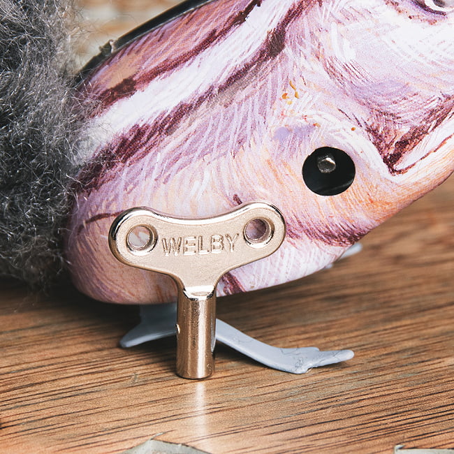 ゼンマイ式　モコモコ尻尾のピョンピョンリスさん　インドのレトロなブリキのおもちゃ 5 - ゼンマイ式です