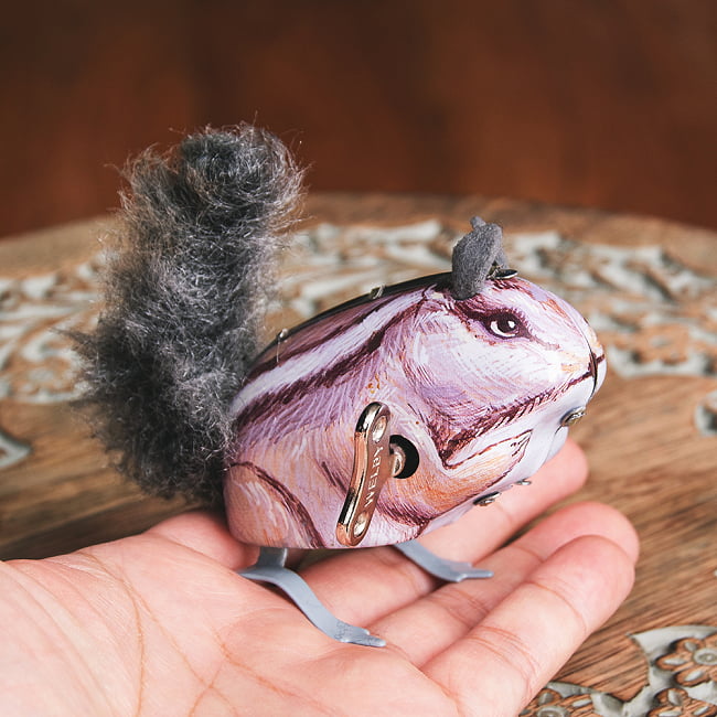 ゼンマイ式　モコモコ尻尾のピョンピョンリスさん　インドのレトロなブリキのおもちゃ 7 - このくらいのサイズ感になります