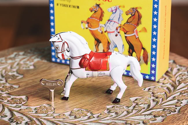 ゼンマイ式でパカパカ走る サーカスのお馬さん インドのレトロなブリキのおもちゃ 2 - 横からの写真です