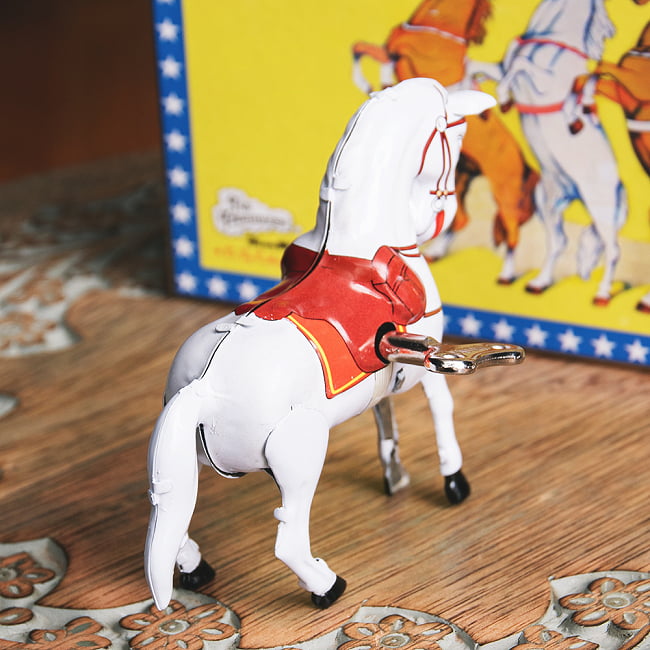 ゼンマイ式でパカパカ走る　サーカスのお馬さん　インドのレトロなブリキのおもちゃ 5 - 後ろからの写真です