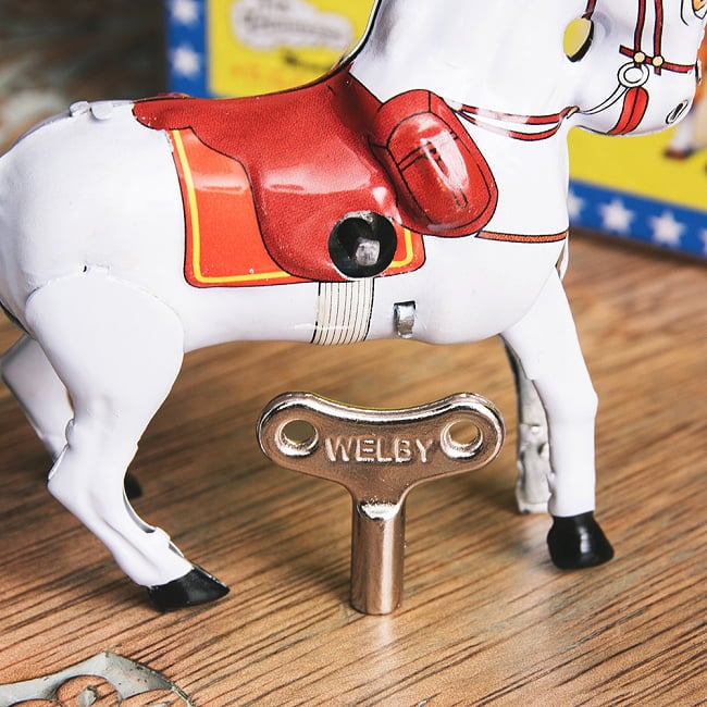 ゼンマイ式でパカパカ走る　サーカスのお馬さん　インドのレトロなブリキのおもちゃ 6 - ゼンマイ式です