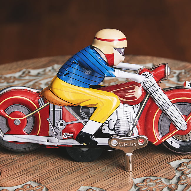 ゼンマイ式　アクセルターンを決めるクラシックバイクレーサー　インドのレトロなブリキのおもちゃ 2 - 拡大写真です