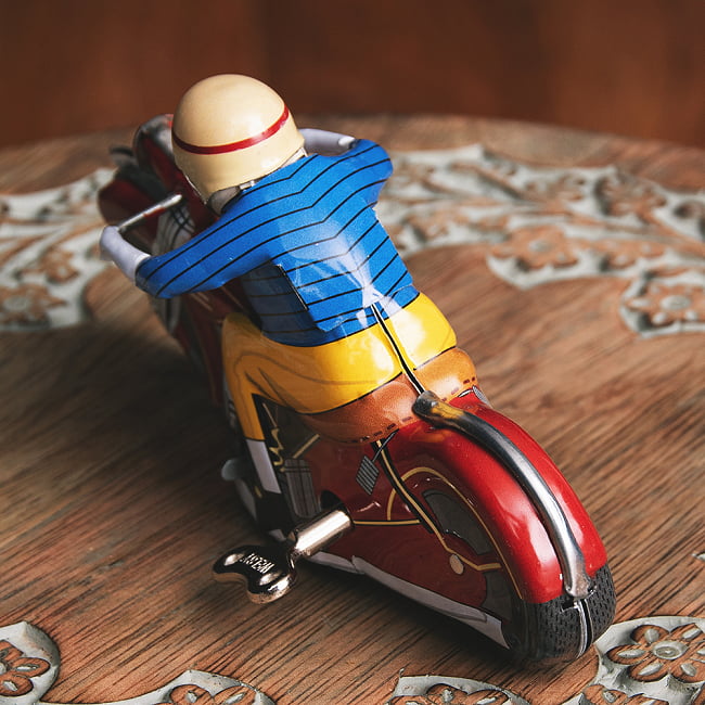 ゼンマイ式　アクセルターンを決めるクラシックバイクレーサー　インドのレトロなブリキのおもちゃ 5 - 後ろからの写真です