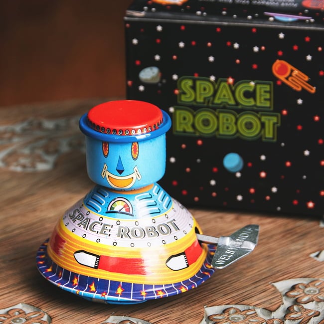 ゼンマイ式　クルクル動き回るスペースロボット　インドのレトロなブリキのおもちゃの写真ぜんまい式玩具,ロボット,ブリキ,ブリキ玩具,ティントイ,おもちゃ,オモチャ,レトロ,昭和