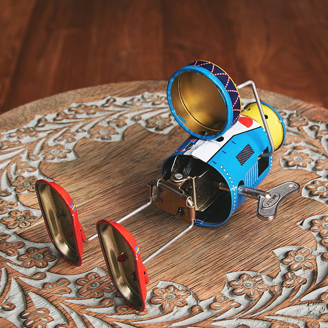 ゼンマイ式　ドラムを奏でるロボットドラマー　インドのレトロなブリキのおもちゃ 7 - 裏面です