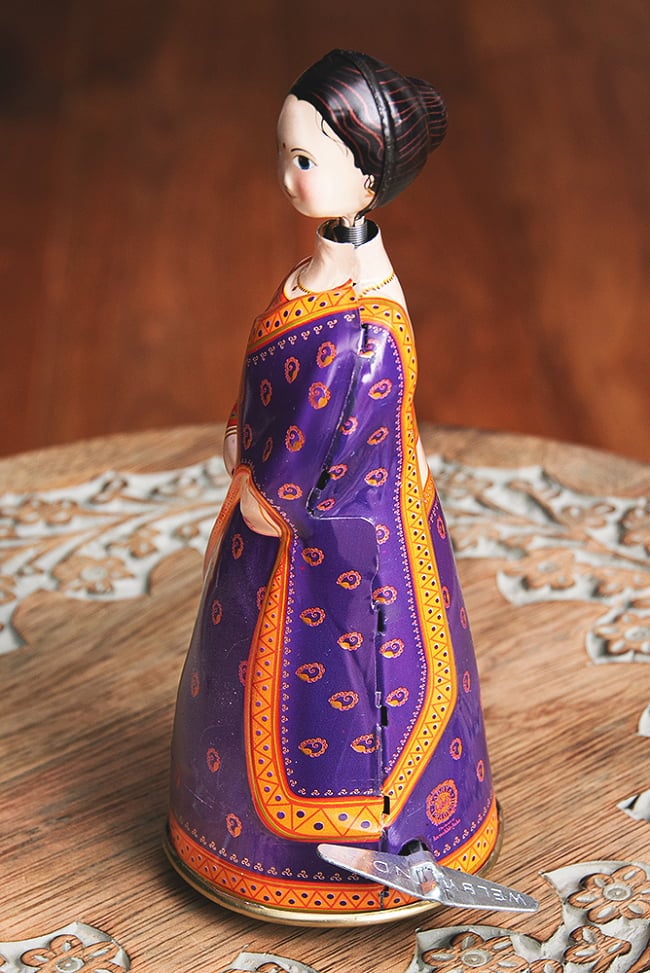 ゼンマイ式　インドのチェンデリサリー人形　インドのレトロなブリキのおもちゃ 2 - 横からの写真です
