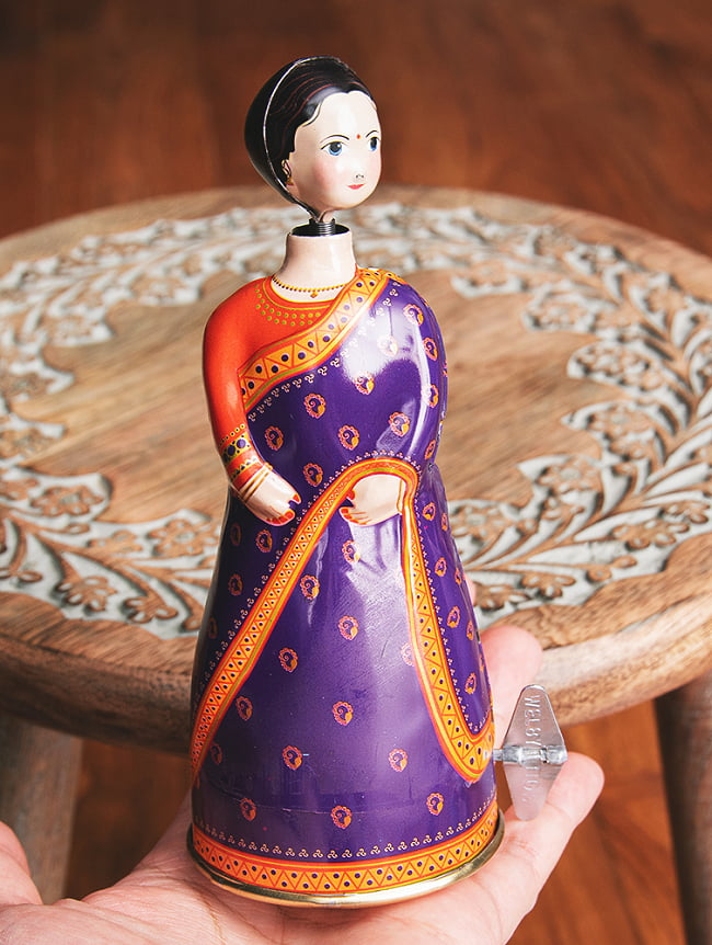 ゼンマイ式　インドのチェンデリサリー人形　インドのレトロなブリキのおもちゃ 7 - このくらいのサイズ感になります