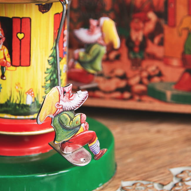 お姫様とドワーフたちの回転ブランコ　インドのレトロなブリキのおもちゃ 4 - 拡大写真です