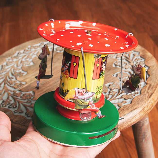 お姫様とドワーフたちの回転ブランコ　インドのレトロなブリキのおもちゃ 9 - このくらいのサイズ感になります
