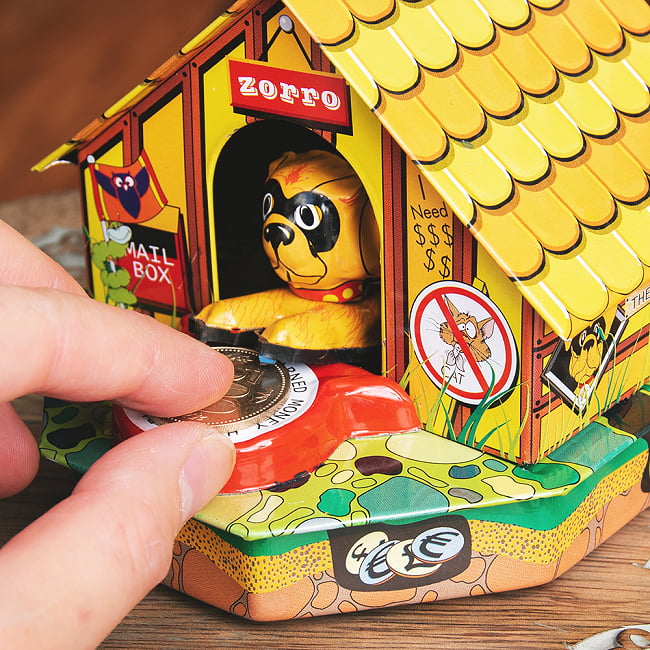 ワンちゃん貯金箱 お金を置くと持っていかれる! インドのレトロなブリキのおもちゃ 11 - ワンちゃんが出てきて