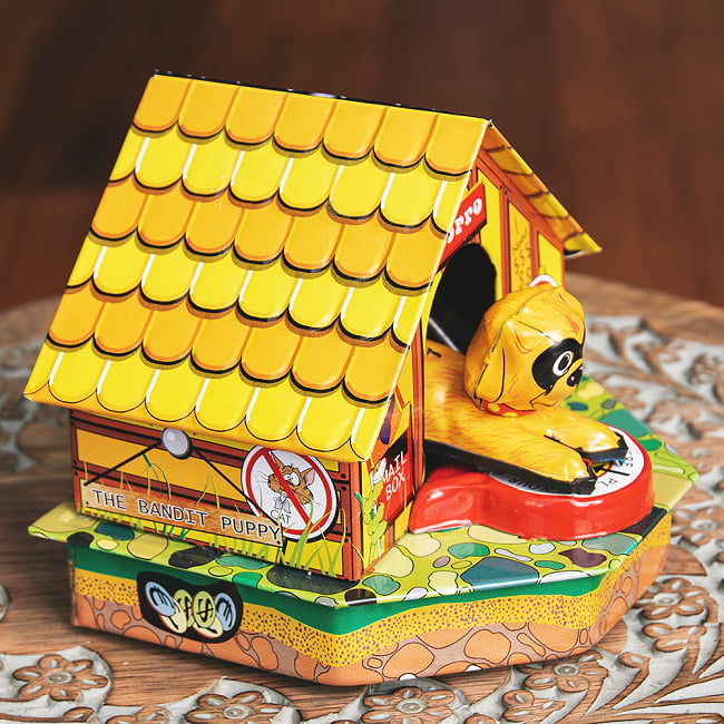 ワンちゃん貯金箱　お金を置くと持っていかれる！　インドのレトロなブリキのおもちゃ 5 - ワンちゃんのお家です
