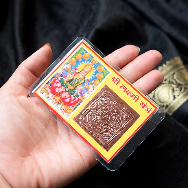 財布に入れる神様カード - ラクシュミ　お守り 4 - サイズ比較のために手に持ってみました
