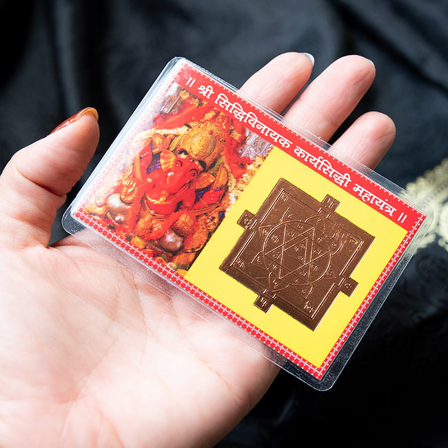 財布に入れる神様カード - ガネーシャ　お守り 4 - サイズ比較のために手に持ってみました