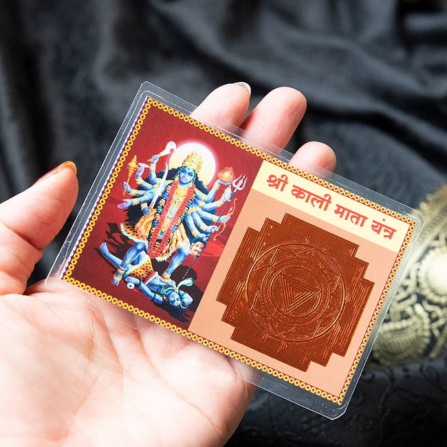 財布に入れる神様カード - カーリー　お守り 4 - サイズ比較のために手に持ってみました