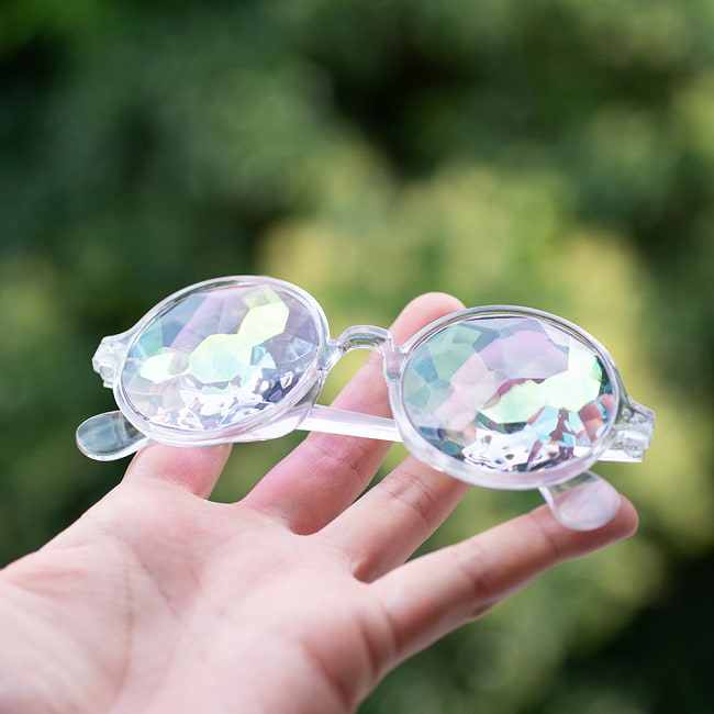 パリピメガネ　掛けると目の前は万華鏡の世界　パーティー　おもしろメガネ 9 - このくらいのサイズ感になります