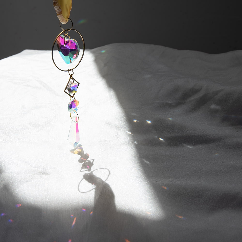 太陽の光を集めるクリスタル ストーン サンキャッチャー お部屋に小さな虹を運ぶ5枚目の説明写真です