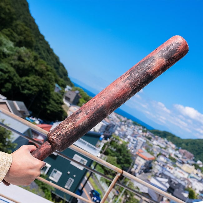 〔訳あり・インドクオリティ〕インド伝統の筋トレ道具 ミュガル クシュティー武術 肩 体幹を鍛えるインディアンクラブ 4 - 今回の入荷分は、写真のようにニスムラ等がある訳あり品となります