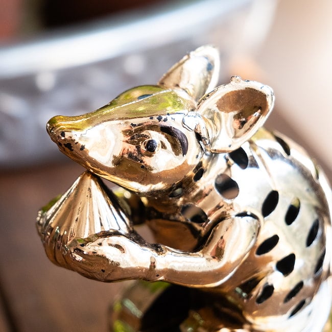 LEDで光る！金色に輝くムーシカ フィギュア 置物　ガネーシャの相棒ネズミさんが主役 6 - ここを押すと車輪に動力が伝わります