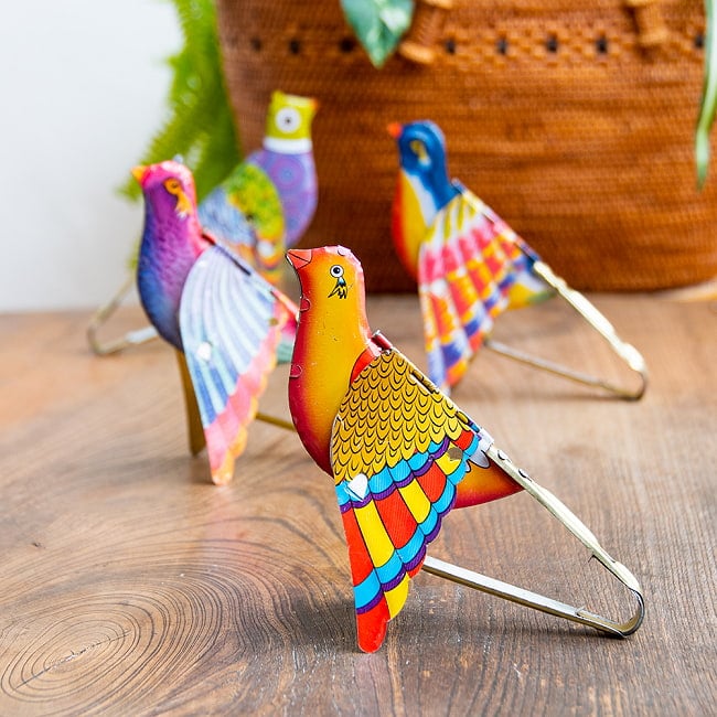 ぴよぴよさえずる ブリキの鳥笛 アソートカラーの写真1枚目です。飾って楽しい、鳴らして嬉しい！かわいい鳥のおもちゃです。ランダムカラーでのお届けとなります。バード,鳥,おもちゃ,おみやげ,玩具,ピヨピヨ,バードホイッスル,インコ,オウム,小鳥