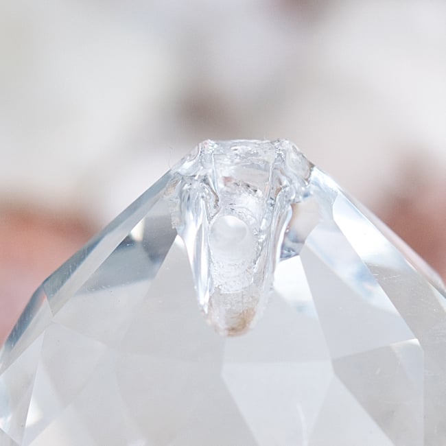 【30個セット】[30mm]太陽の光を集めるクリスタル サンキャッチャー　お部屋に小さな虹を運ぶ 8 - 上部には紐などを通すための穴が用意されています。