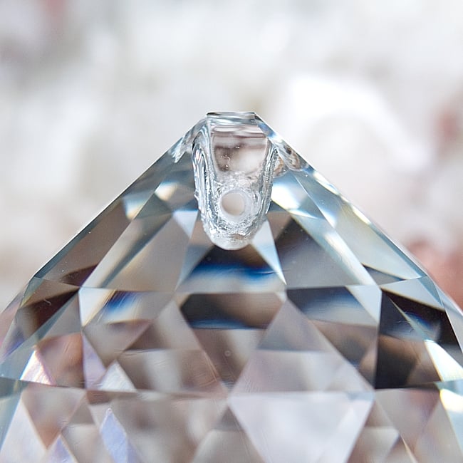 【30個セット】[50mm]太陽の光を集めるクリスタル サンキャッチャー　お部屋に小さな虹を運ぶ 8 - 上部には紐などを通すための穴が用意されています。