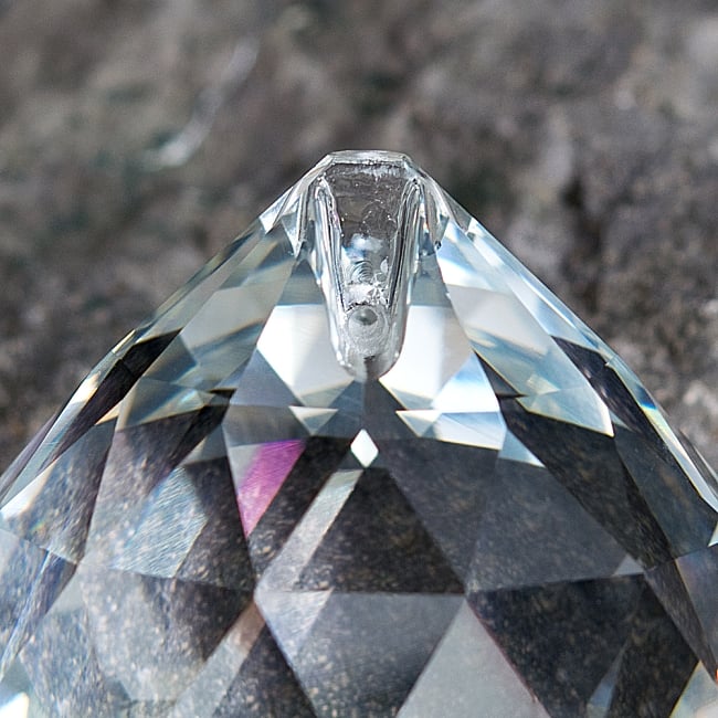 【30個セット】[60mm]太陽の光を集めるクリスタル サンキャッチャー　お部屋に小さな虹を運ぶ 8 - 上部には紐などを通すための穴が用意されています。