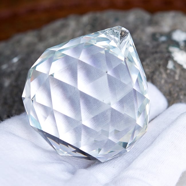 【30個セット】[60mm]太陽の光を集めるクリスタル サンキャッチャー　お部屋に小さな虹を運ぶ 9 - このくらいのサイズ感になります