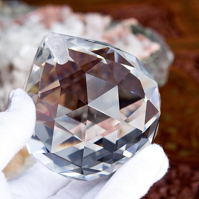 【30個セット】[80mm]太陽の光を集めるクリスタル サンキャッチャー　お部屋に小さな虹を運ぶ 9 - このくらいのサイズ感になります