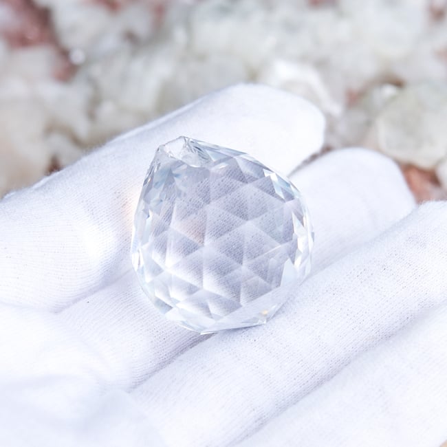 【3個セット】[30mm]太陽の光を集めるクリスタル サンキャッチャー　お部屋に小さな虹を運ぶ 9 - このくらいのサイズ感になります