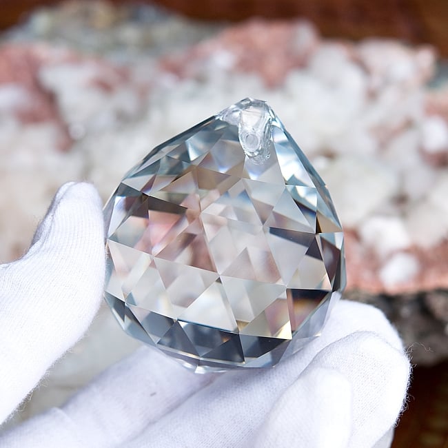 【3個セット】[50mm]太陽の光を集めるクリスタル サンキャッチャー　お部屋に小さな虹を運ぶ 9 - このくらいのサイズ感になります