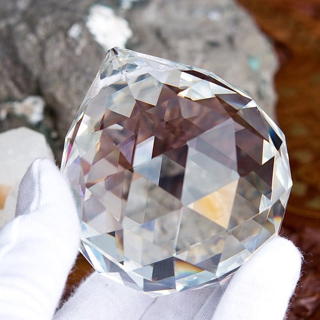 【3個セット】[70mm]太陽の光を集めるクリスタル サンキャッチャー　お部屋に小さな虹を運ぶ 9 - このくらいのサイズ感になります