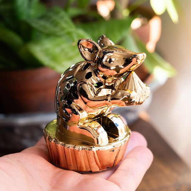 【2体セット】LEDで光る！金色に輝くムーシカ フィギュア 置物　ガネーシャの相棒ネズミさんが主役 3 - 横からの写真です