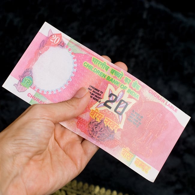 【100枚セット】インドのこども銀行【20ルピー札】 7 - 手に持ってみるとこのくらいのサイズです。
