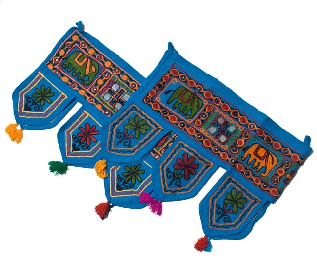 インドの飾りのれん 【花・象・タッセル】青 アソート 6 - 写真のように刺繍やタッセルの色がそれぞれ異なります。予めご了承くださいませ。