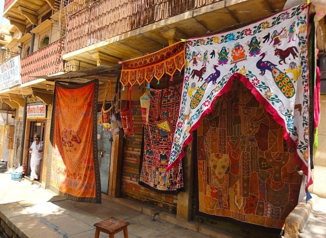 インドの飾りのれん 【花・象・タッセル】青 アソート 8 - ラジャスタンの街角にて。街を歩くと可愛いのれんがたくさん飾られています。