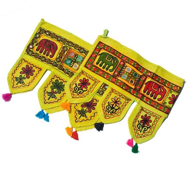 インドの飾りのれん 【花・象・タッセル】黄緑 アソート 6 - 写真のように刺繍やタッセルの色がそれぞれ異なります。予めご了承くださいませ。