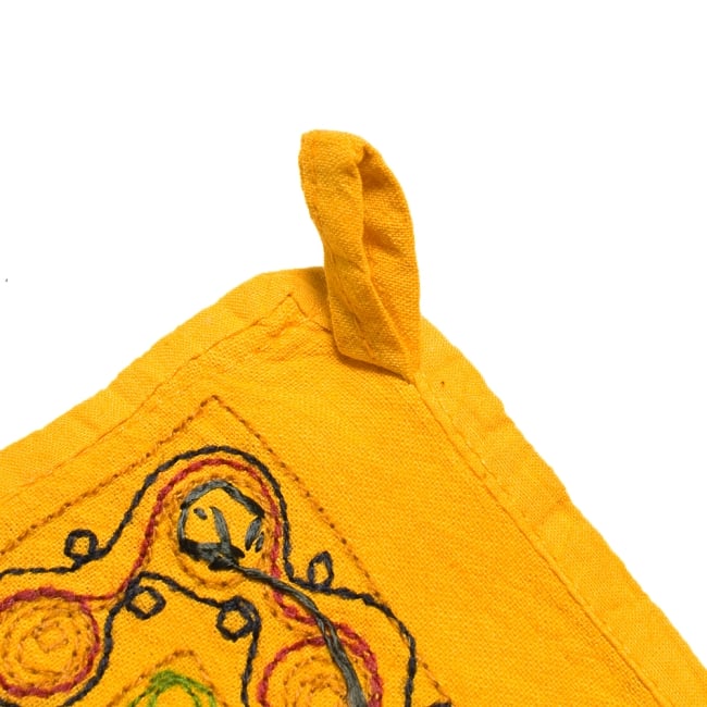 インドの飾りのれん 【花・象・タッセル】黄緑 アソート 7 - ここに棒を通してお使いください。そのまま画鋲で留めてもOKです。（※写真は別のカラーの物です。）