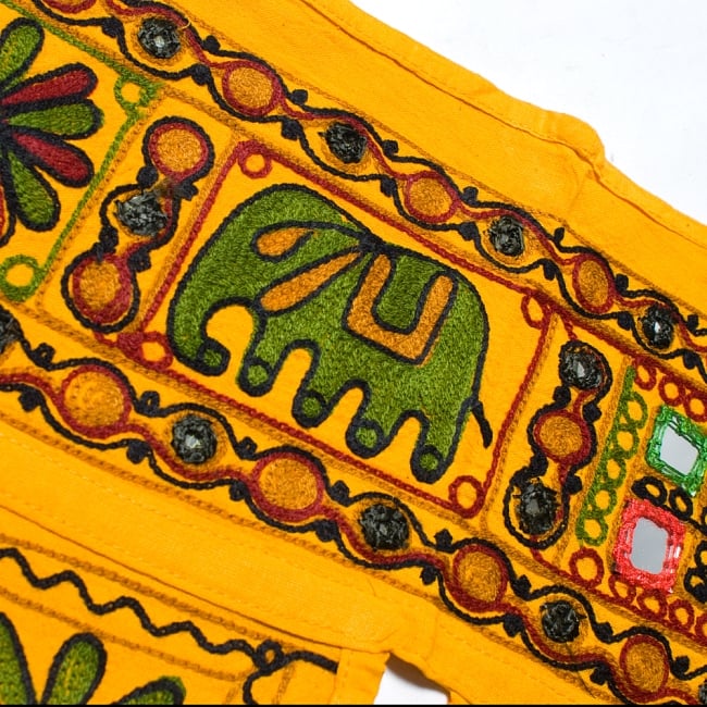 インドの飾りのれん 【花・象・タッセル】ターメリック　アソート 2 - UPにしてみました！刺繍とミラーがなんとも可愛らしいです。