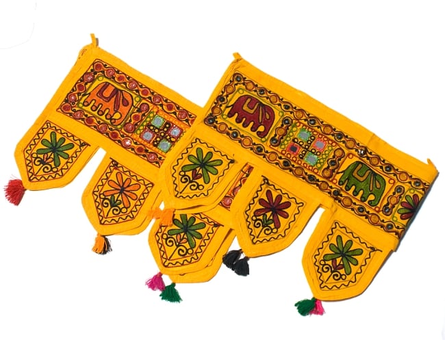 インドの飾りのれん 【花・象・タッセル】ターメリック　アソート 6 - 写真のように刺繍やタッセルの色がそれぞれ異なります。予めご了承くださいませ。