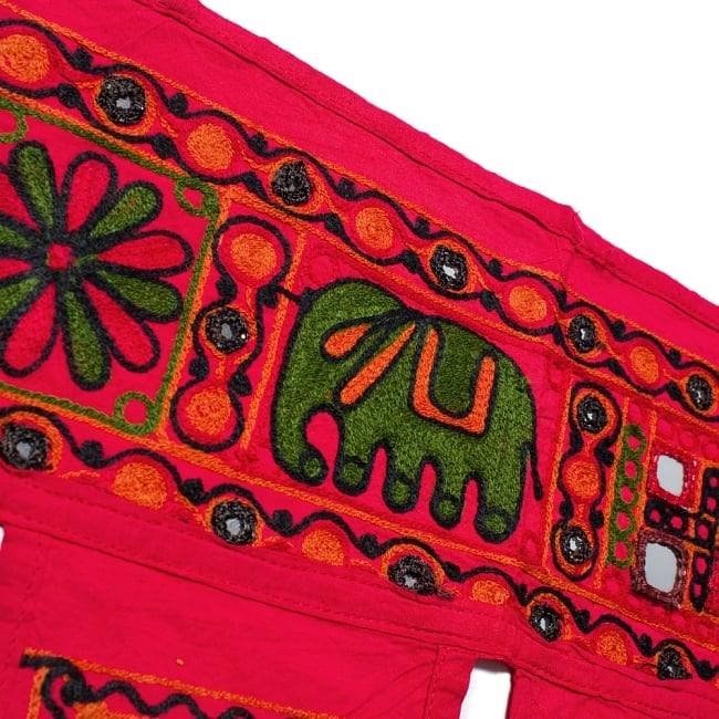 インドの飾りのれん 【花・象・タッセル】赤 アソート 2 - UPにしてみました！刺繍とミラーがなんとも可愛らしいです。