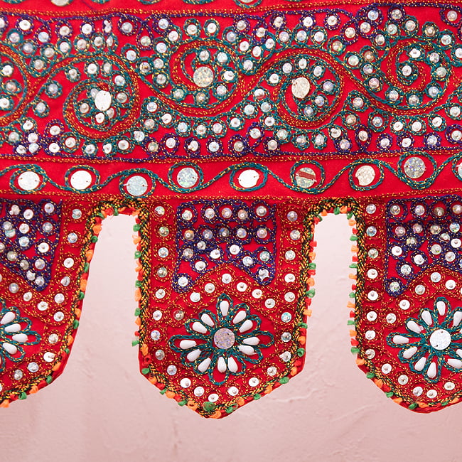 砂漠の国のトーラン -ビーズ-つた 2 - 刺繍と生地をアップで撮りました。カラフルで楽しいデザインですね。