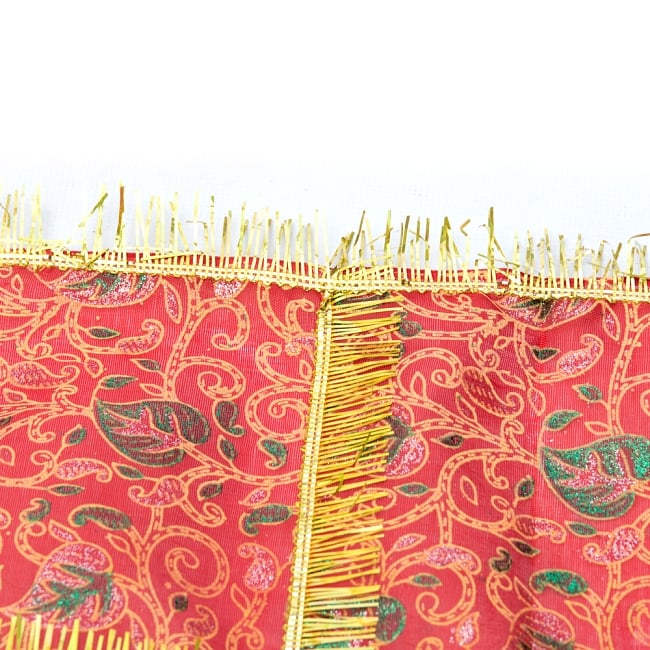 インドの祭壇布ーチュナリ-【約100cm×約95cm】 4 - 端の部分はフリンジになっています。