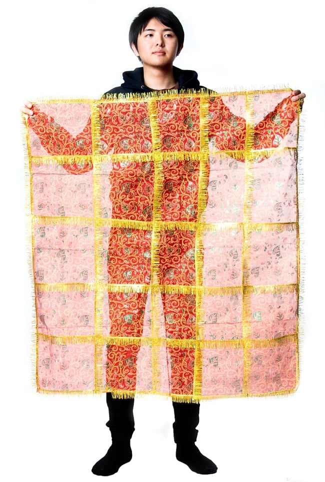 インドの祭壇布ーチュナリ-【約100cm×約95cm】 5 - 身長172cmのスタッフが持ってみました。大きさがわかりますね。