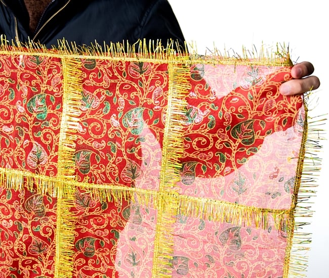 インドの祭壇布ーチュナリ-【約100cm×約95cm】 6 - 薄い生地なので光を通します。（写真は類似商品です）