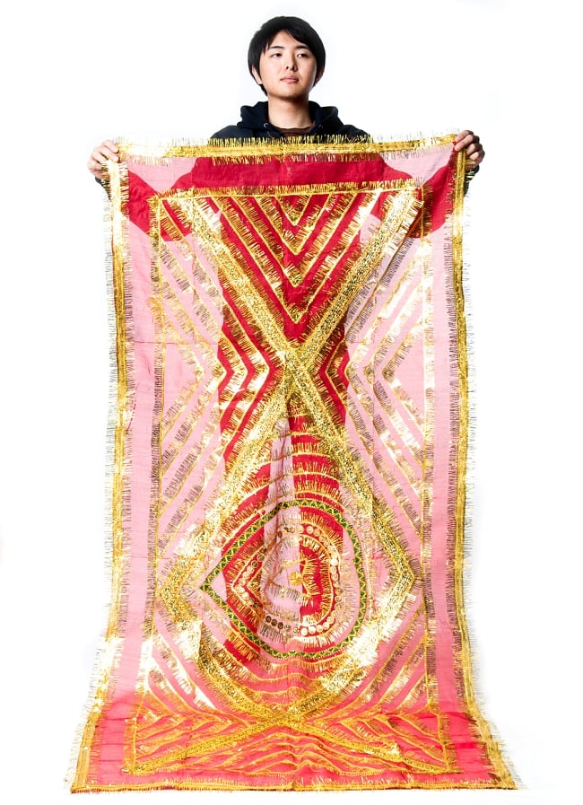 インドの祭壇布ーチュナリ-【約170cm×約90cm】 5 - 身長172cmのスタッフが持ってみました。大きさがわかりますね。