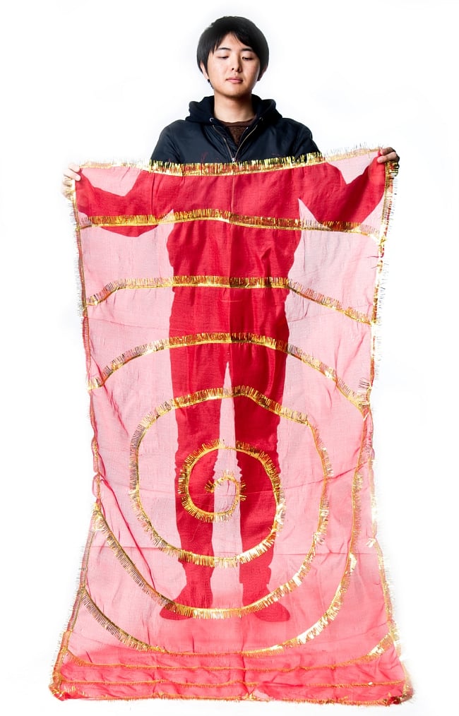 インドの祭壇布ーチュナリ-【約210cm×約90cm】 5 - 身長172cmのスタッフが持ってみました。大きさがわかりますね。