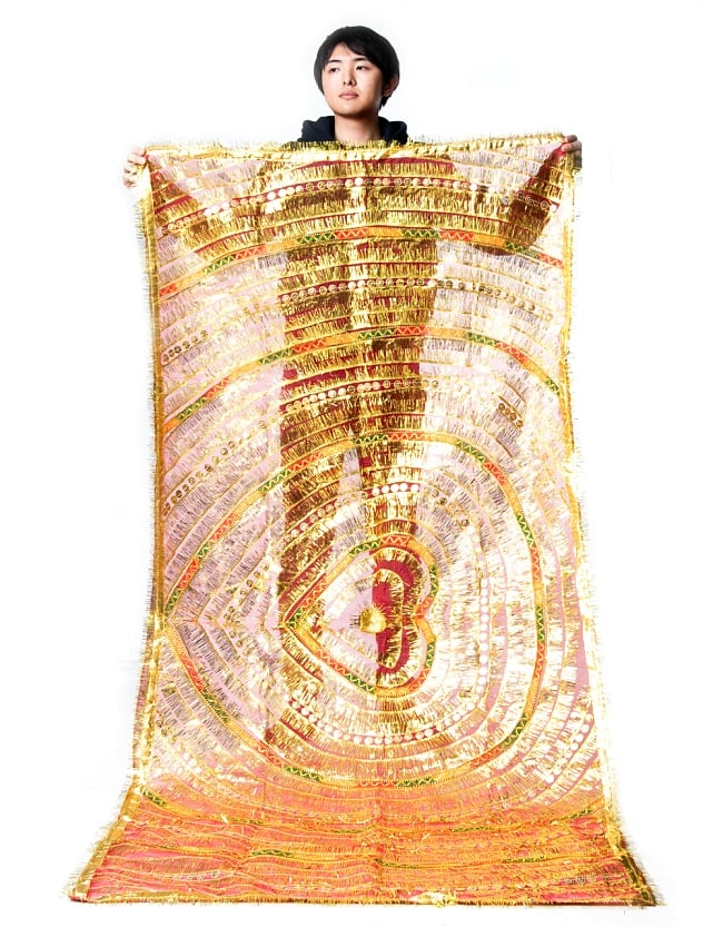 インドの祭壇布ーチュナリ-【約210cm×約90cm】 5 - 身長172cmのスタッフが持ってみました。大きさがわかりますね。