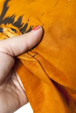 [小サイズ]バティック染めのタペストリー風神様布 - カーマ・スートラ[約50x85cm] - サブ5